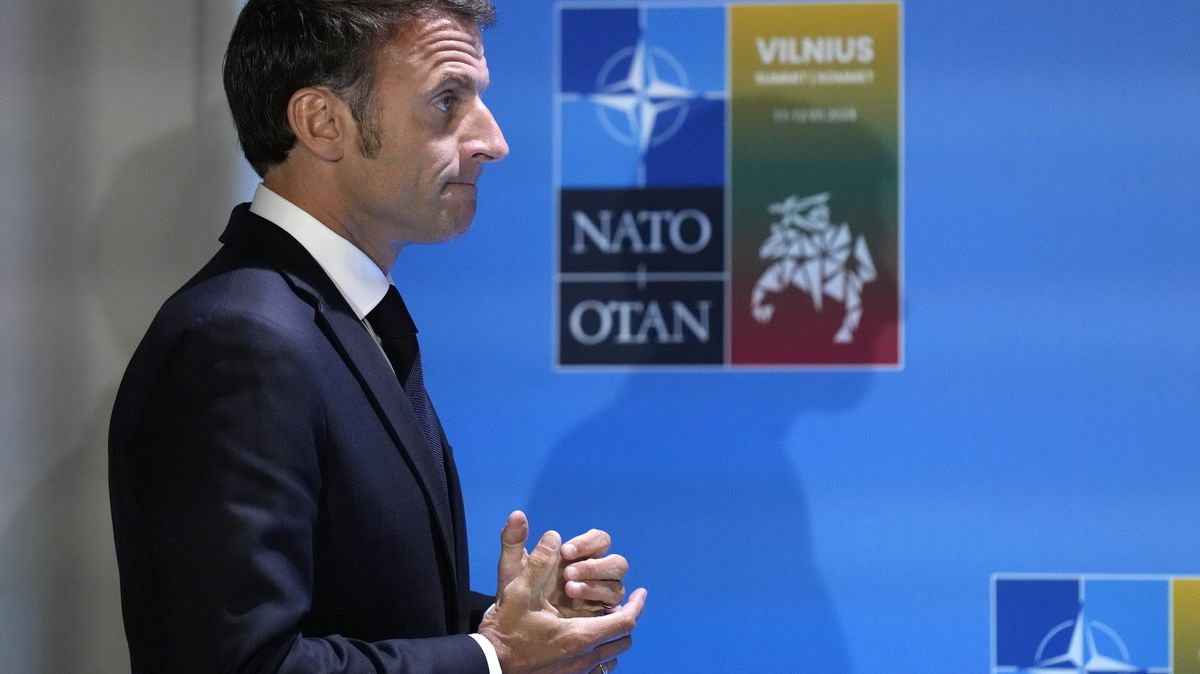 Macron vzdal na summitu NATO hold zesnulému Kunderovi